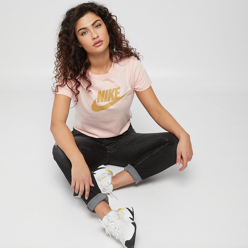 NIKE NSW Tee Essential Icon Futura washed coral/club gold