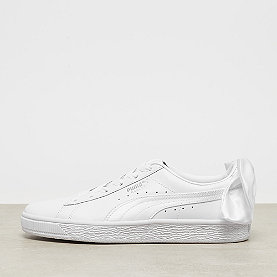 white bow pumas