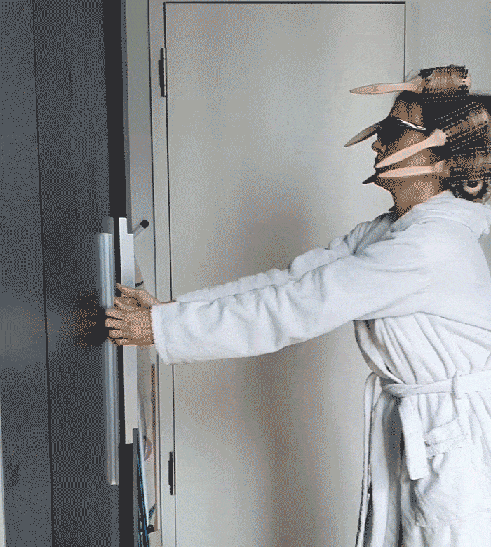 Influencer in HUGO swimsuit