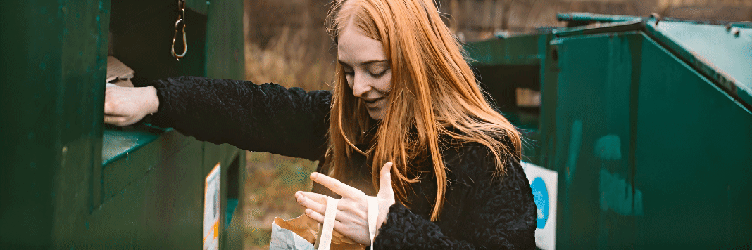 Jeune fille déposant des briques alimentaires dans le bac de recyclage