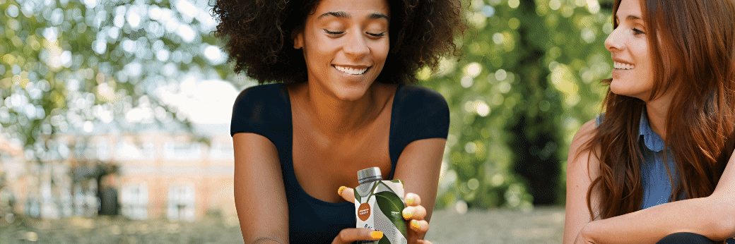 带TetraPak盒包的青年妇女