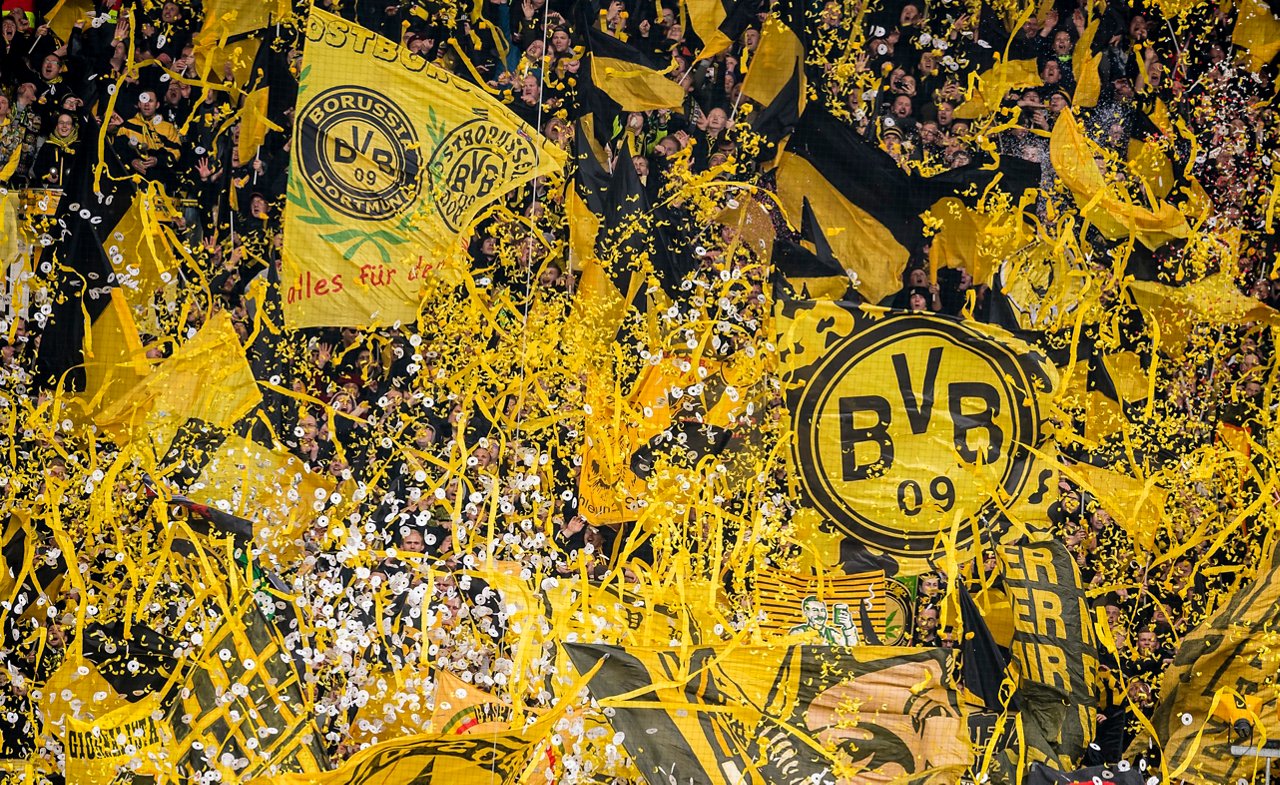 Jubelnde Südtribühne