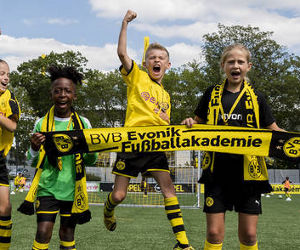 Kinder in der BVB EVONIK Fußballakademie