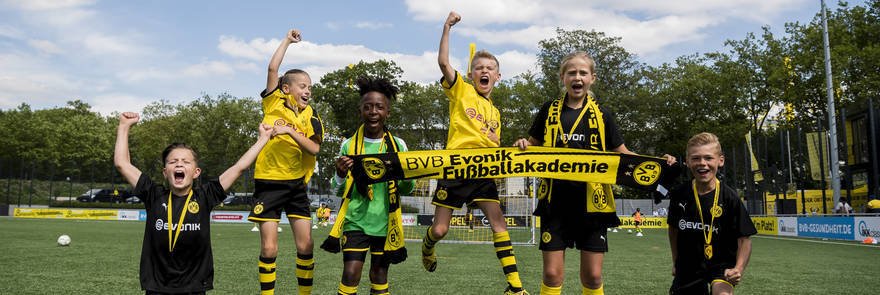 Kinder in der BVB EVONIK Fußballakademie