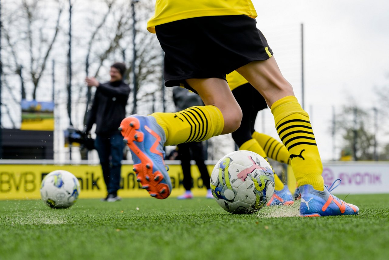 Dribbling in der BVB EVONIK Fußballakademie