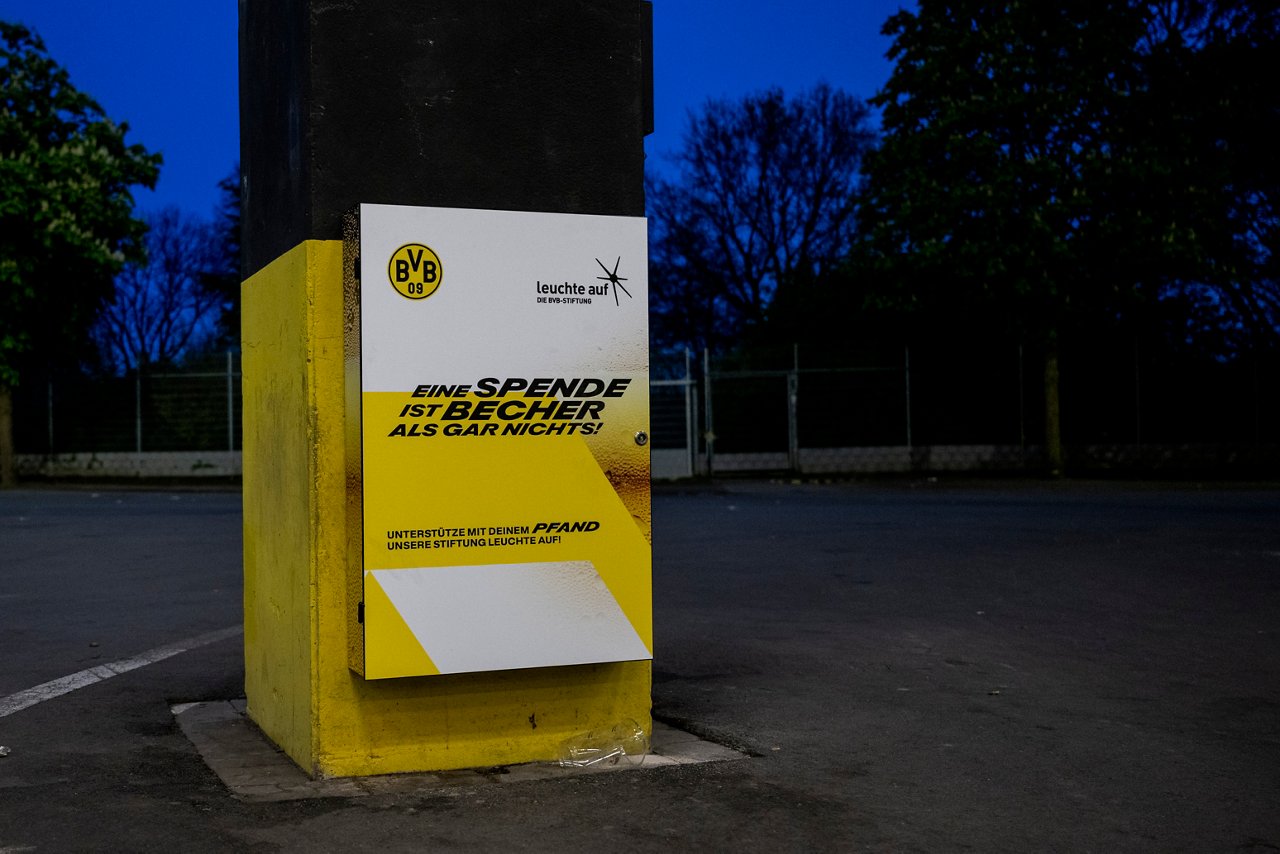 A drop-off point for the deposit cup donation at SIGNAL IDUNA PARK.