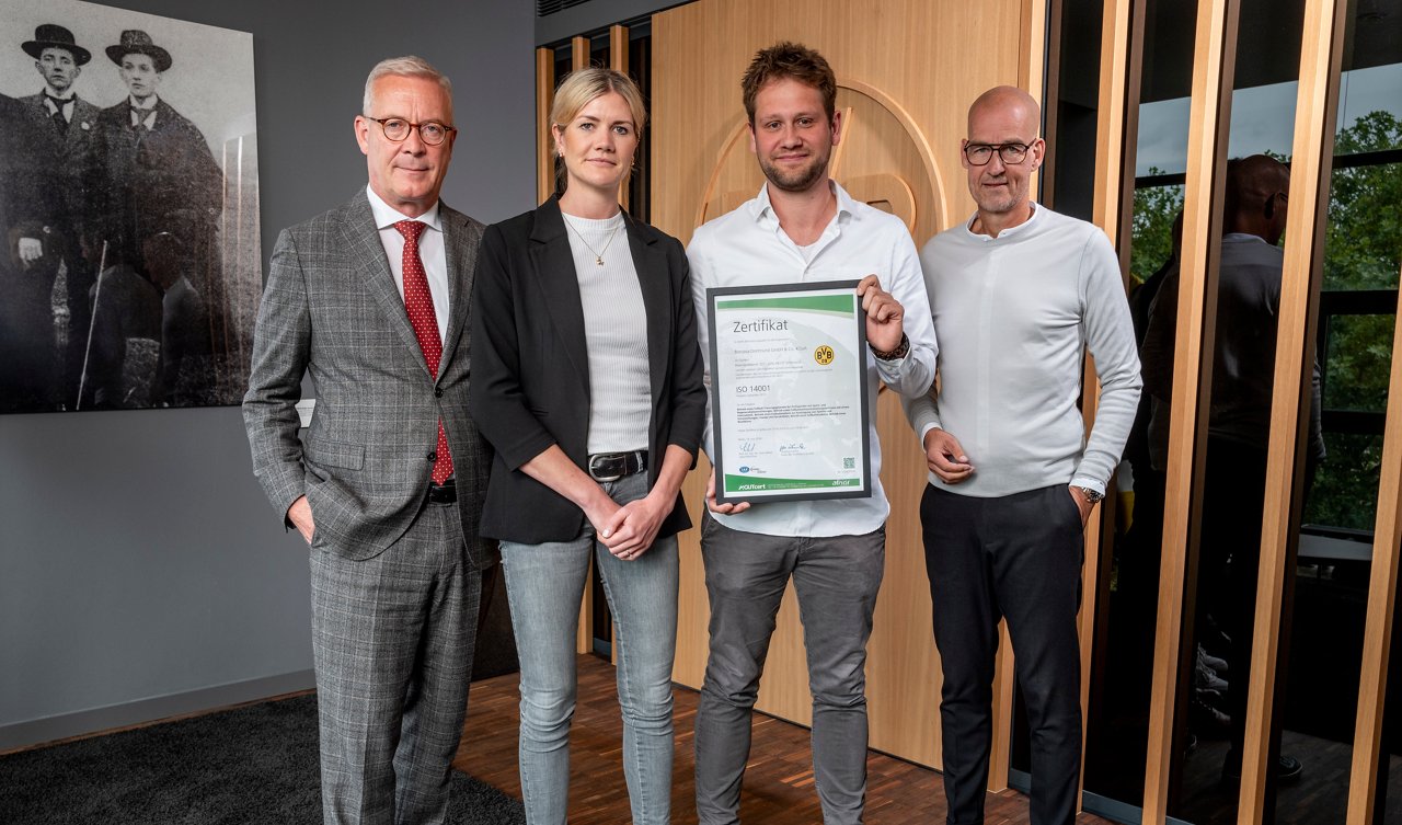 The Management and Corporate Responsibility departments present the ISO 14001 certification.