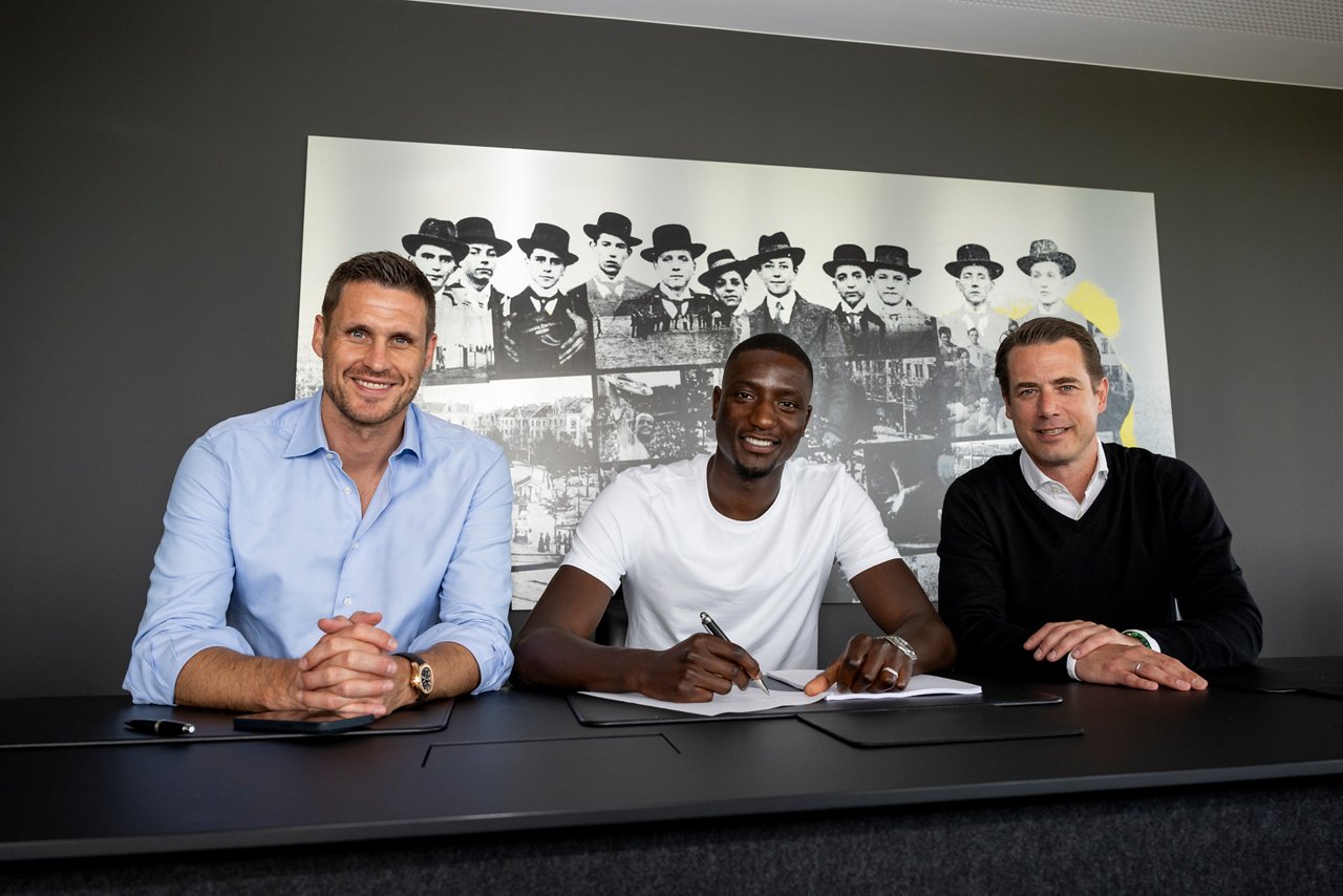 Sebastian Kehl, Lars Ricken und Serhou Guirassy bei der Vertragsunterzeichnung.