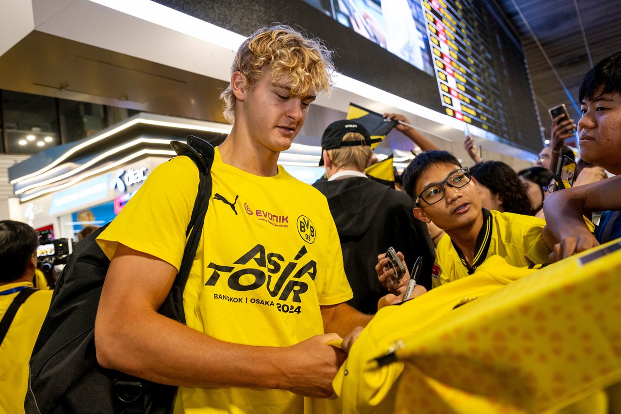 Samstag 20.07.2024, 1. Fussball - Bundesliga Saison 24/25 - ASIA Tour 2024 in Bangkok, 
Thailand - BV Borussia Dortmund -  
Ankunft in Bangkok

Copyright:
Borussia Dortmund GmbH & Co. KGaA
Rheinlanddamm 207-209
44137 Dortmund

(NO IPTC-stripping allowed)
EDITORIAL USE ONLY