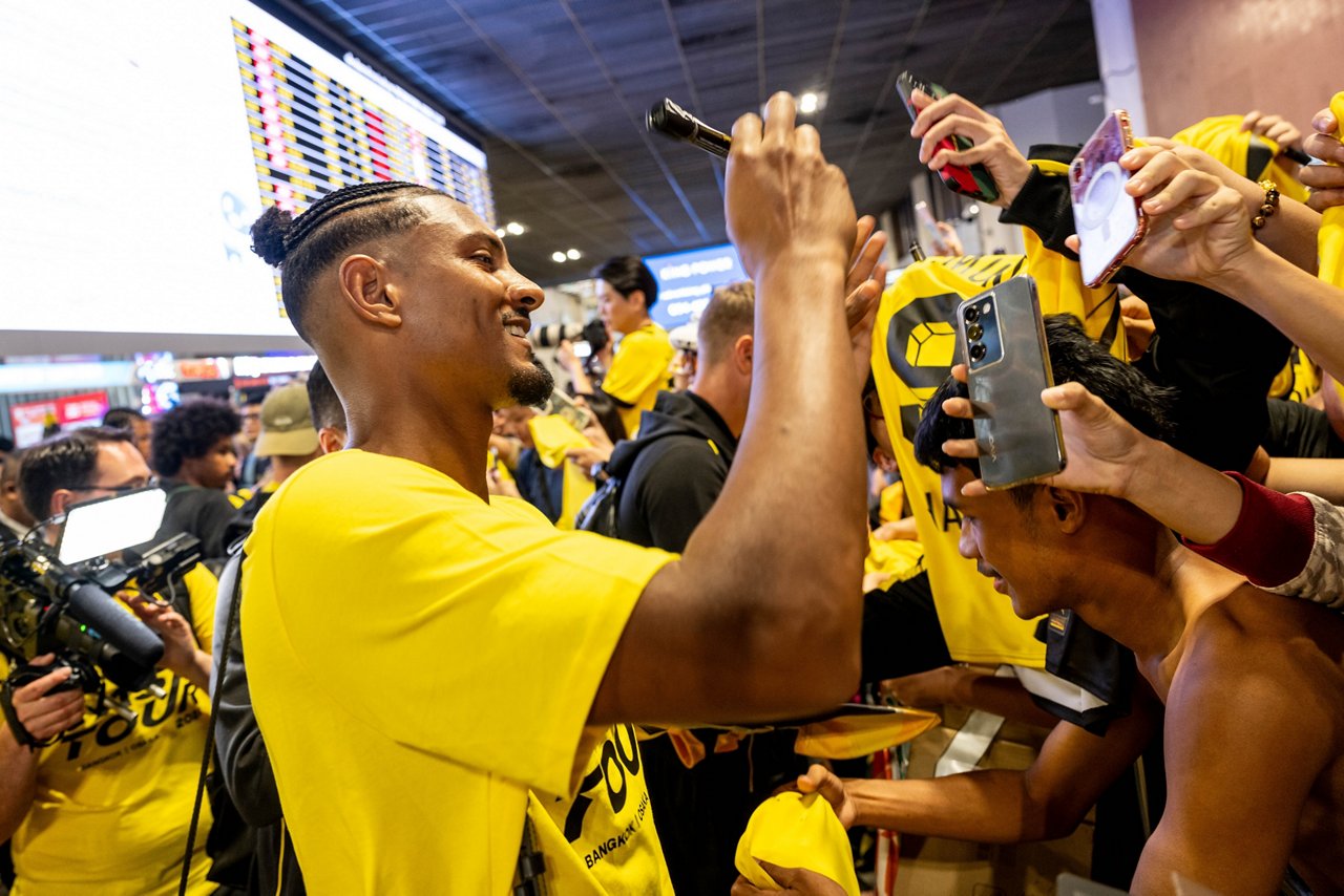 Samstag 20.07.2024, 1. Fussball - Bundesliga Saison 24/25 - ASIA Tour 2024 in Bangkok, 
Thailand - BV Borussia Dortmund -  
Ankunft in Bangkok

Copyright:
Borussia Dortmund GmbH & Co. KGaA
Rheinlanddamm 207-209
44137 Dortmund

(NO IPTC-stripping allowed)
EDITORIAL USE ONLY