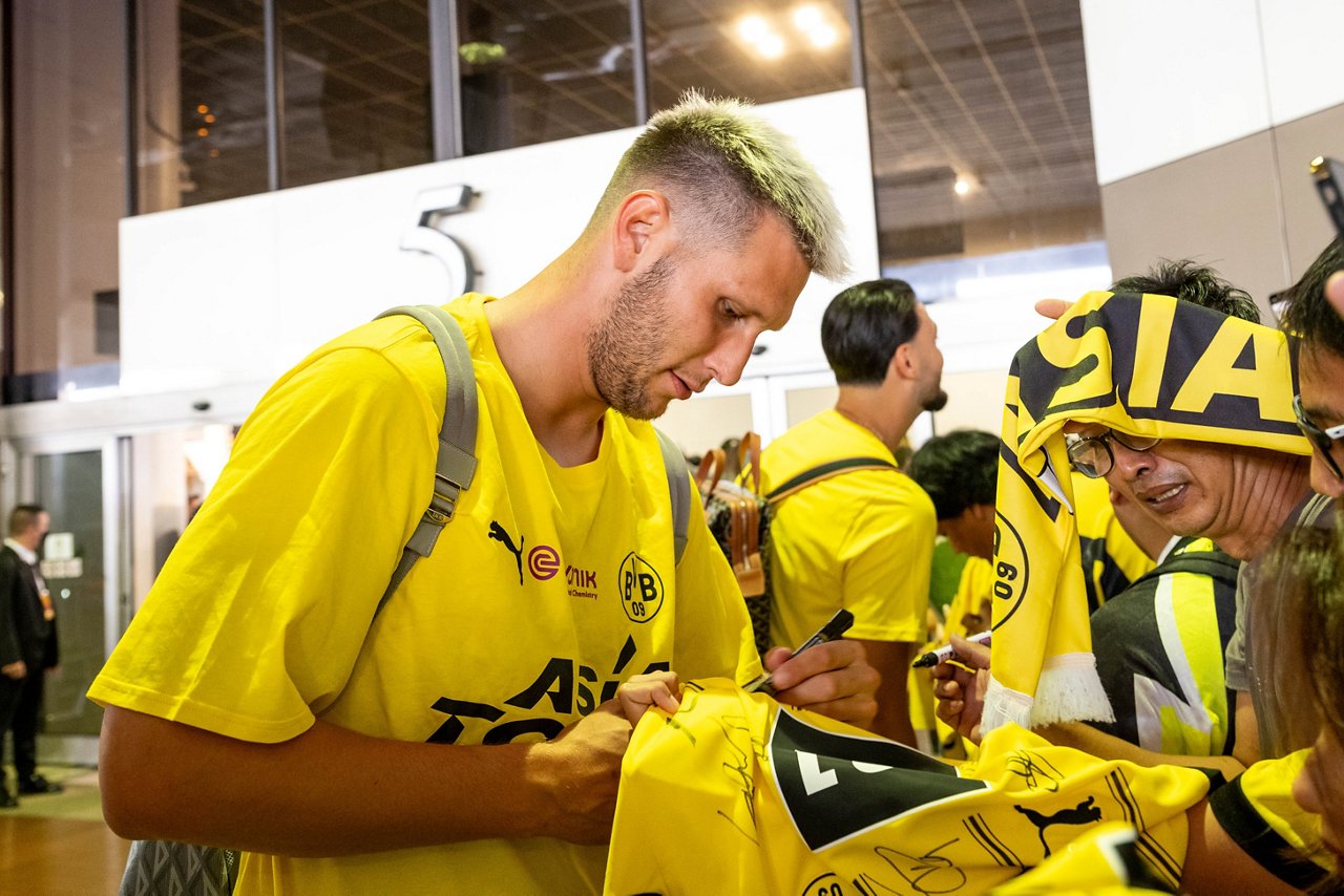 Samstag 20.07.2024, 1. Fussball - Bundesliga Saison 24/25 - ASIA Tour 2024 in Bangkok, 
Thailand - BV Borussia Dortmund -  
Ankunft in Bangkok

Copyright:
Borussia Dortmund GmbH & Co. KGaA
Rheinlanddamm 207-209
44137 Dortmund

(NO IPTC-stripping allowed)
EDITORIAL USE ONLY