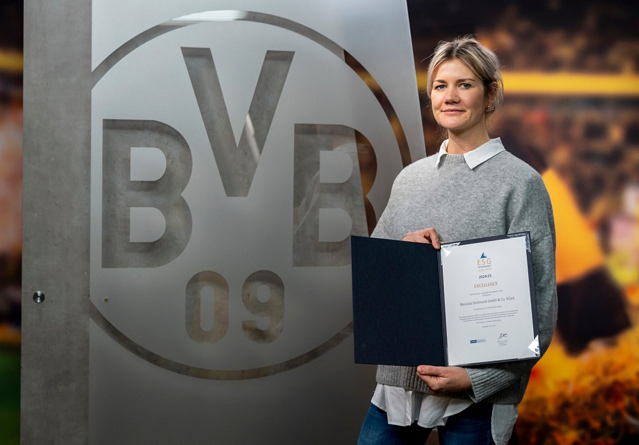 Department Head Marieke Philippi presents the ESG Transparency Award.