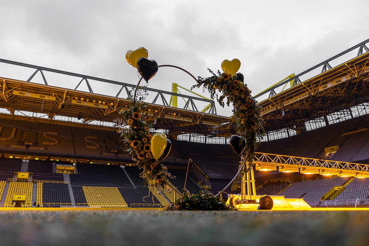 Blumenbogen als Fotospot am Rasenrand des SIGNAL IDUNA PARK.