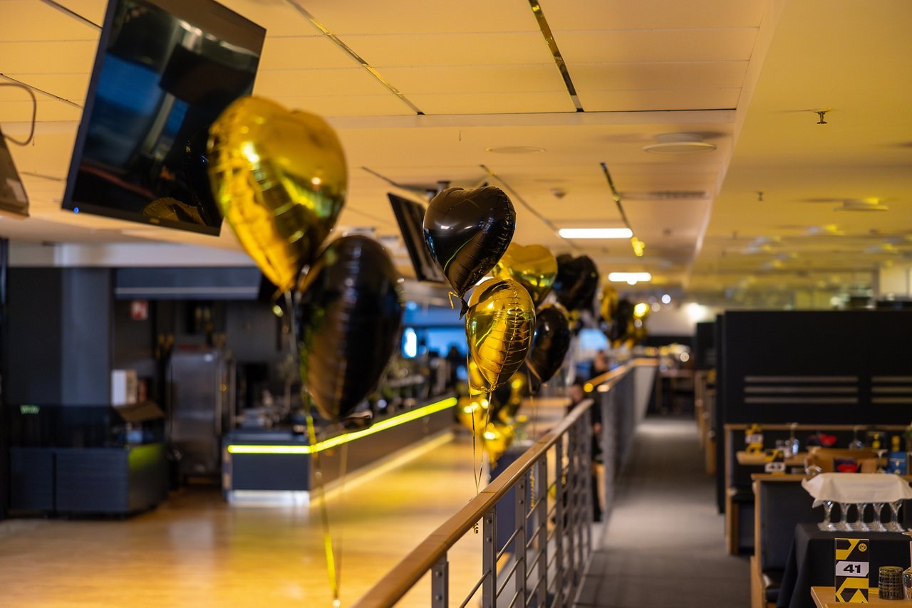 Blick in den eingedeckten VIP-Bereich mit Herz-Ballons.