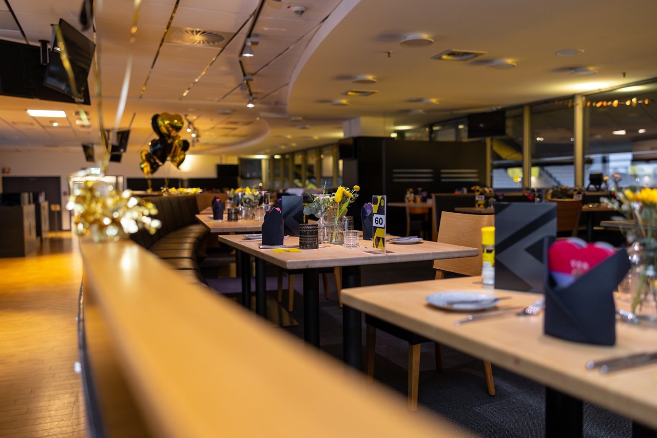 Geschmückter VIP-Bereich. 