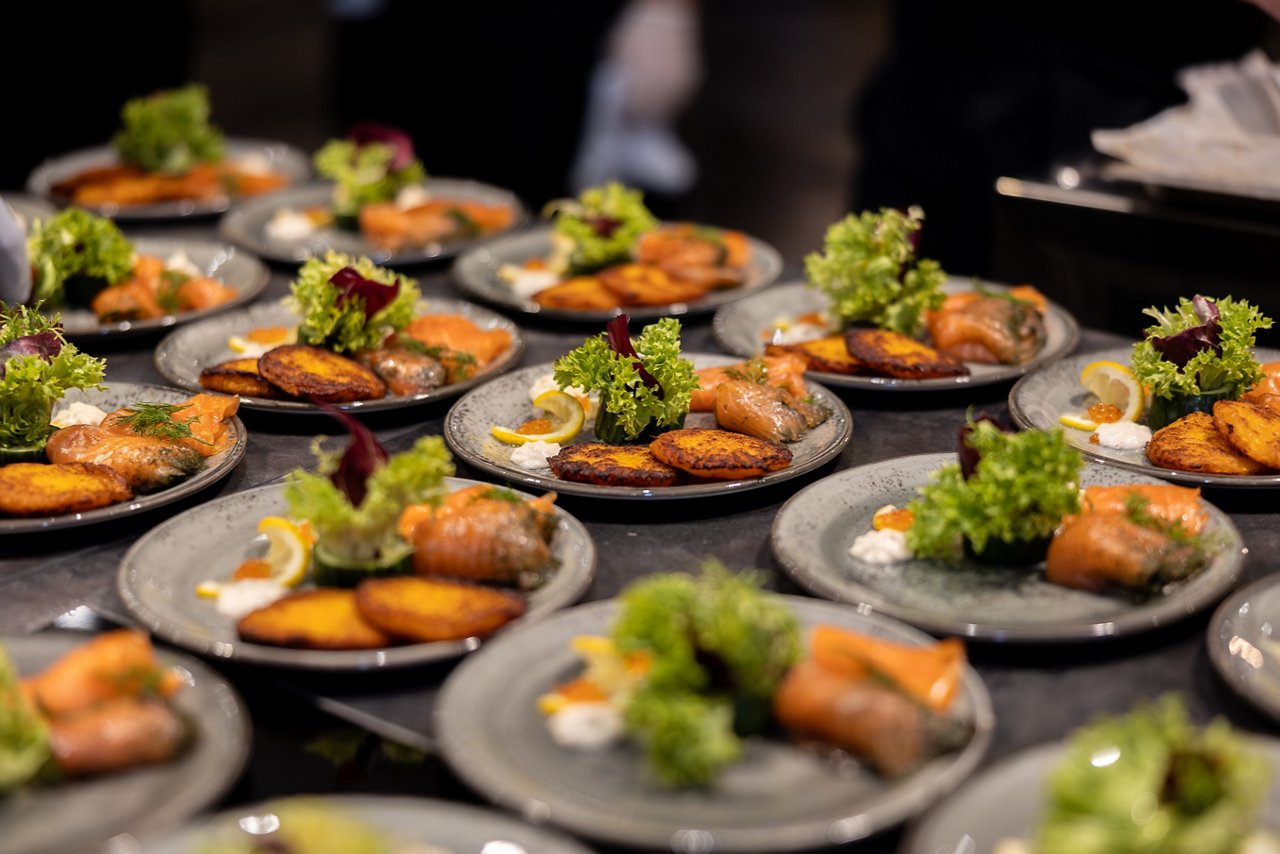 Angerichtetes Essen auf kleinen Tellern.