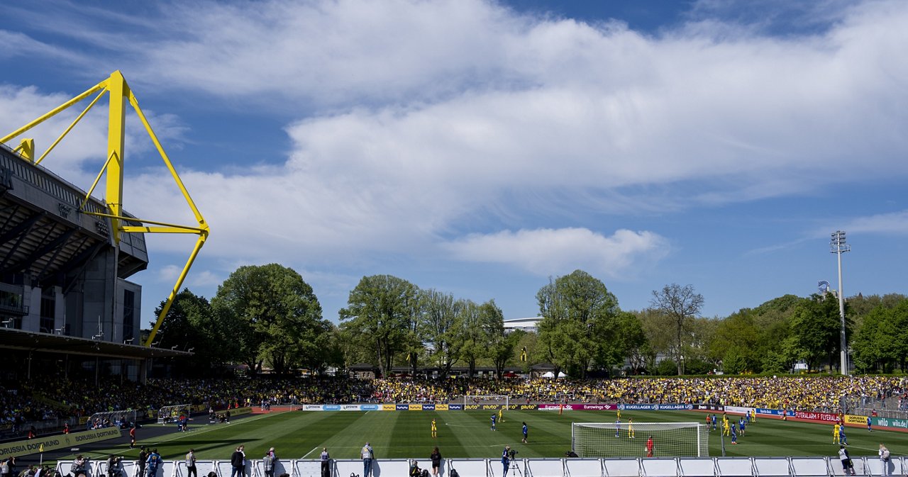 Stadion Rote Erde beim ersten Frauen-Revierderby der Geschichte.