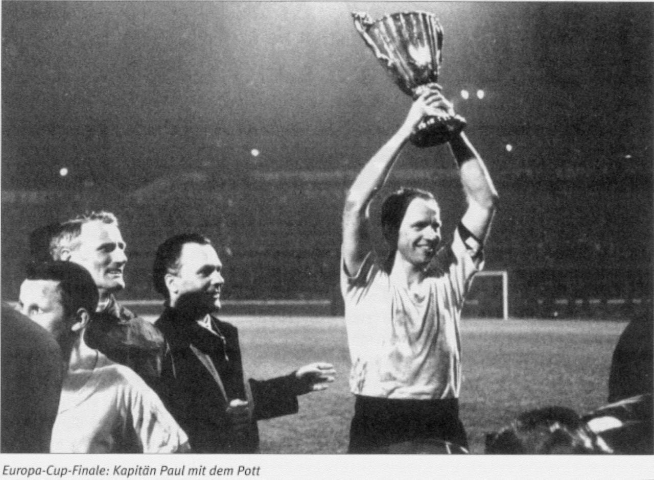 Historisches Bild von Wolf Paul mit dem Europapokal der Pokalsieger
