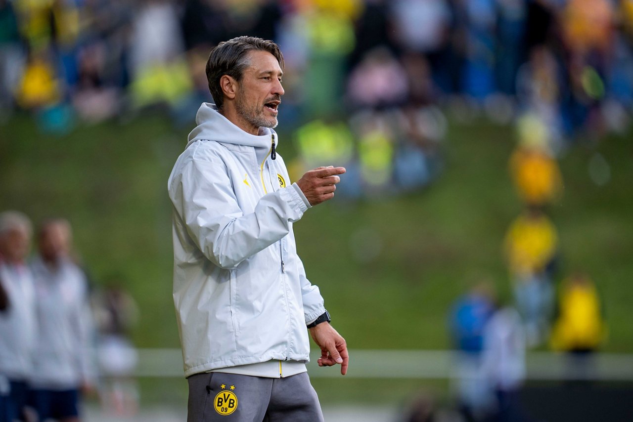 BVB-Cheftrainer gibt während des Testspiels gegen Lille Anweisungen.