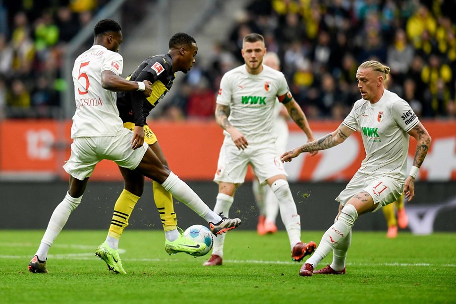 Spielszene aus der vergangenen Saison: Ex-Borusse Jamie Gittens sieht sich drei Augsburgern gegenüber.