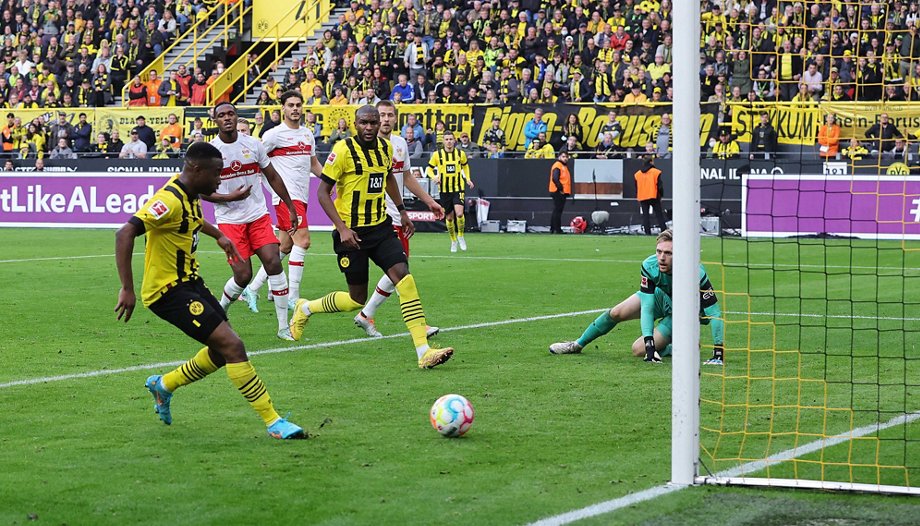 Im Oktober 2022 scheießt Youssoufa Moukoko ein Tor gegen den VfB.