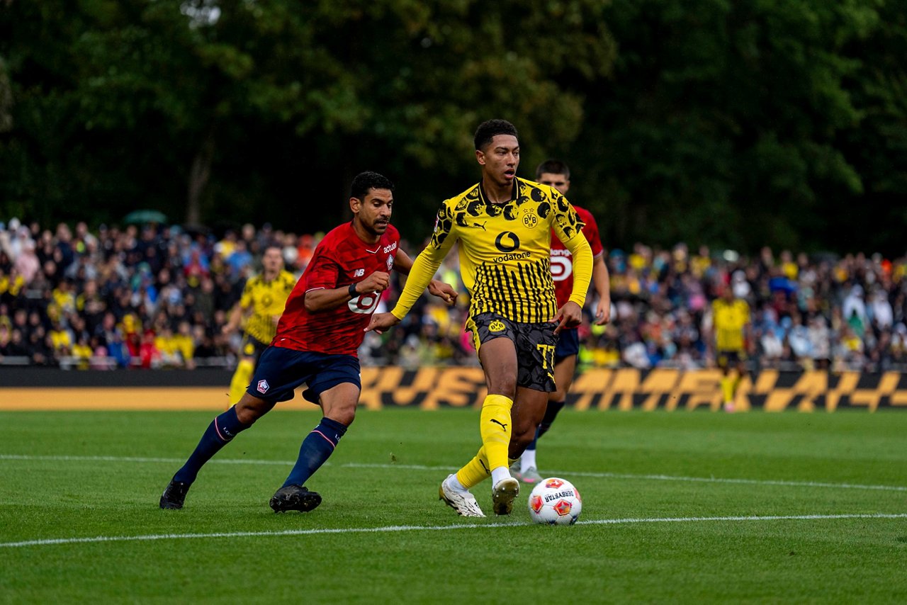 Jobe Bellingham läuft mit dem Ball am Fuß auf einen Spieler von OSC Lille zu.