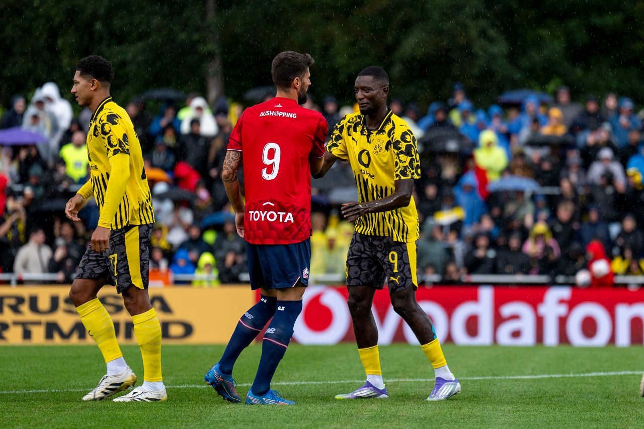 Shakehands zwischen Olivier Giroud von OSC Lille und BVB-Stürmer Serhou Guirassy