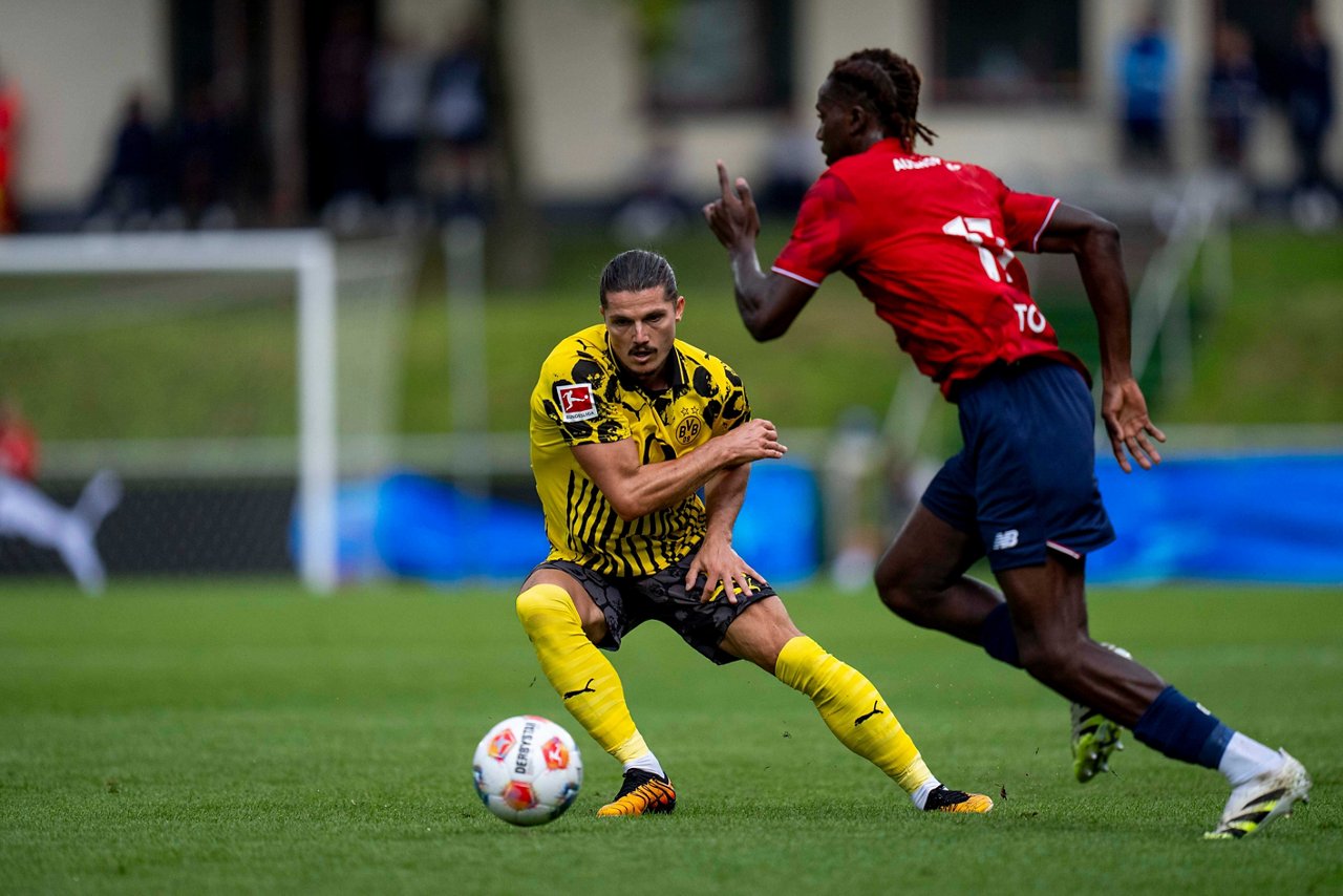 Marcel Sabitzer verteidigt gegen einen Spieler von OSC Lille.