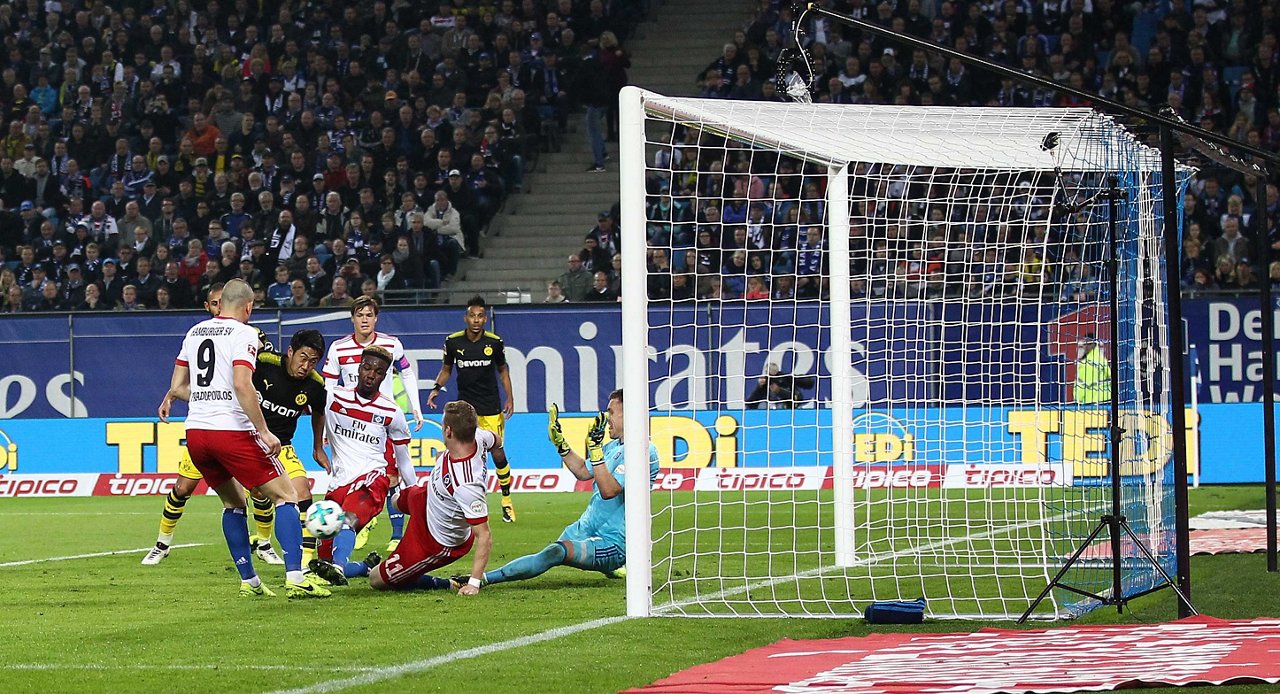 Kagawa schießt aus dem Gewühl ins Hanburger Tor.