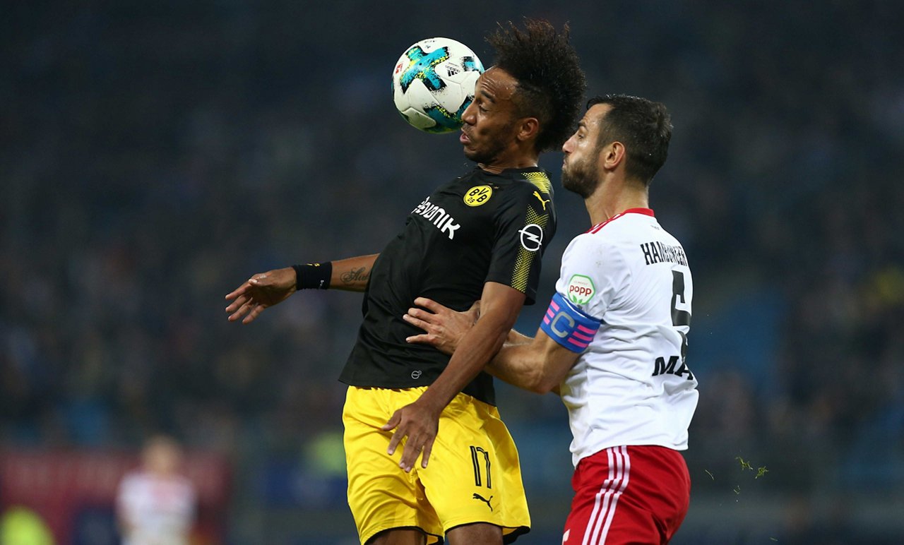 Aubameyang gewinnt ein Kopfballduell 