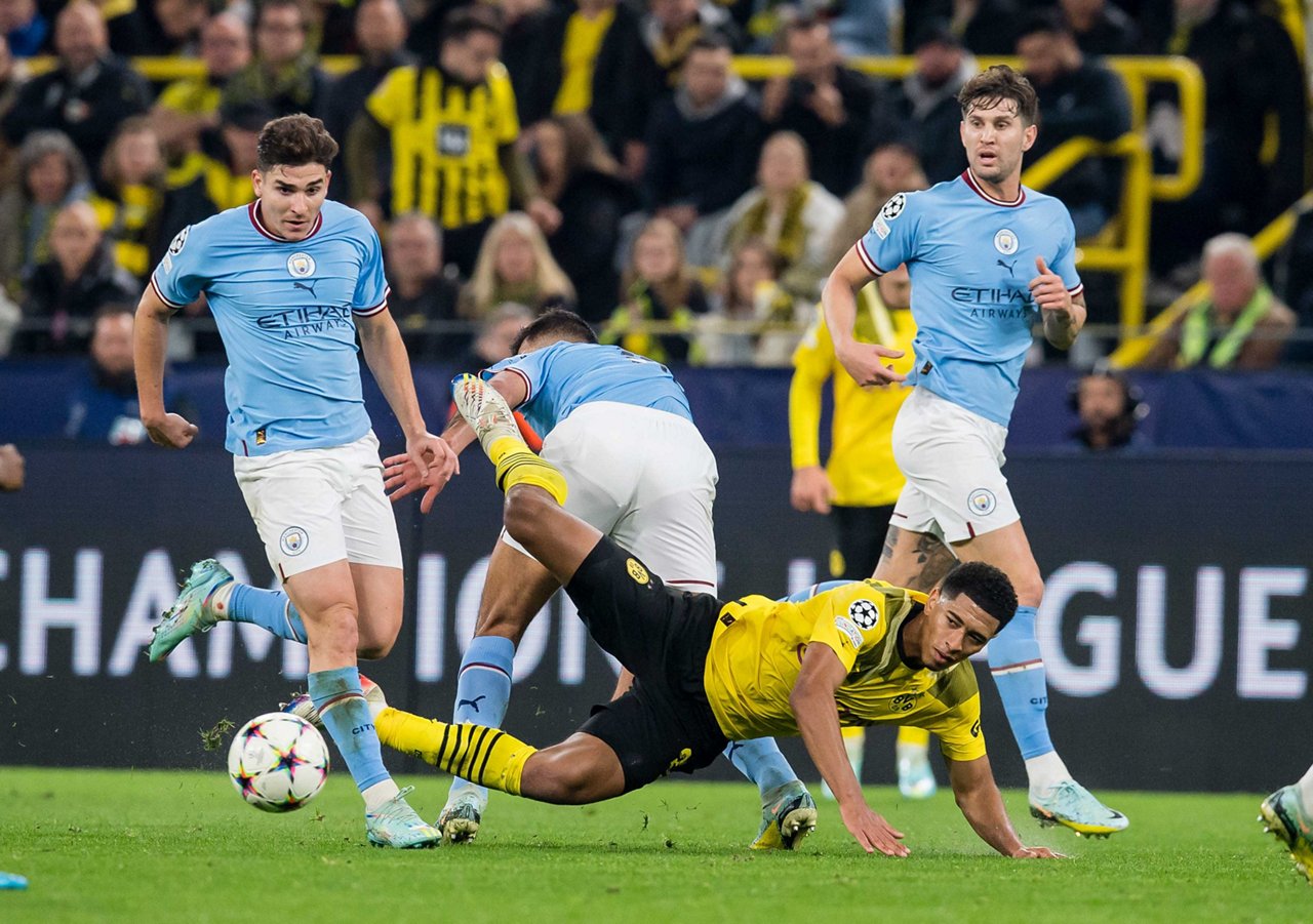 Jude Bellingham kämpft am Boden liegend um den Ball.