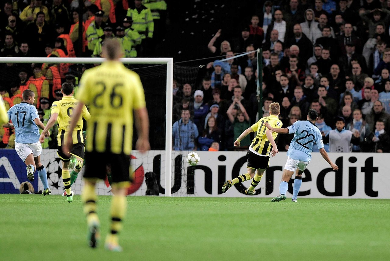 Marco Reus trifft ins Tor von Manchester City