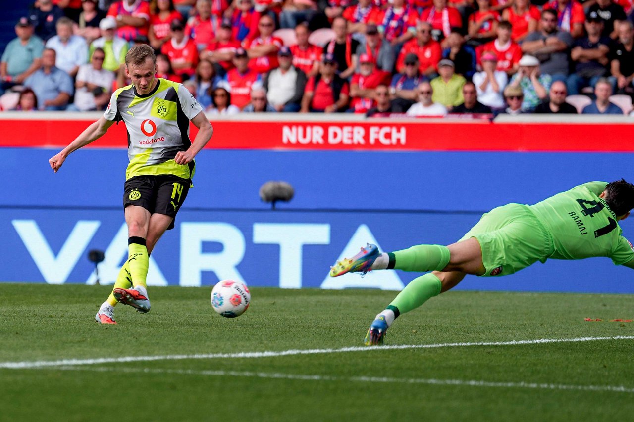 Maximilian Beier erzielt das Tor zum 2:0 für den BVB in Heidenheim.