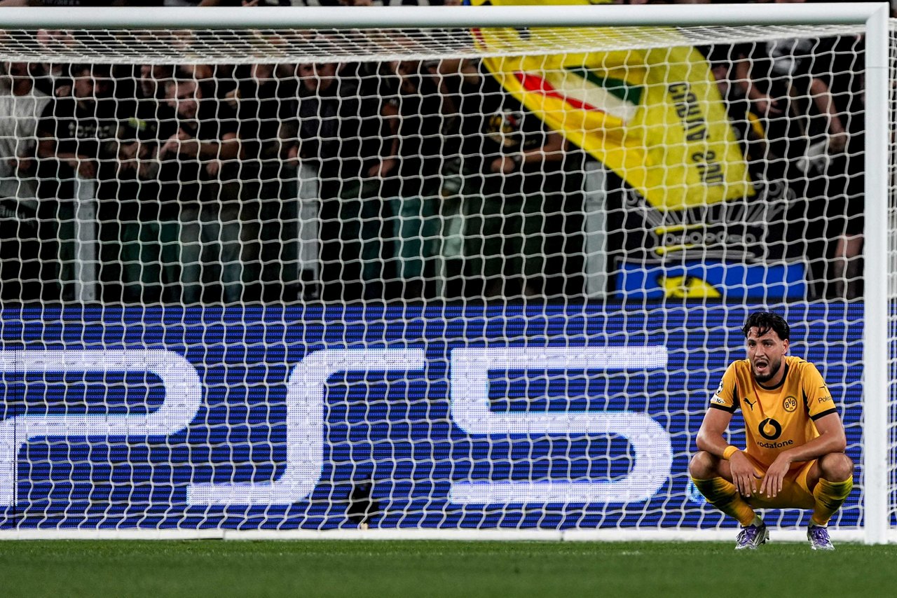 Ramy Bensebaini hockt nach dem 4:4 bei Juventus Turin am Torpfosten.