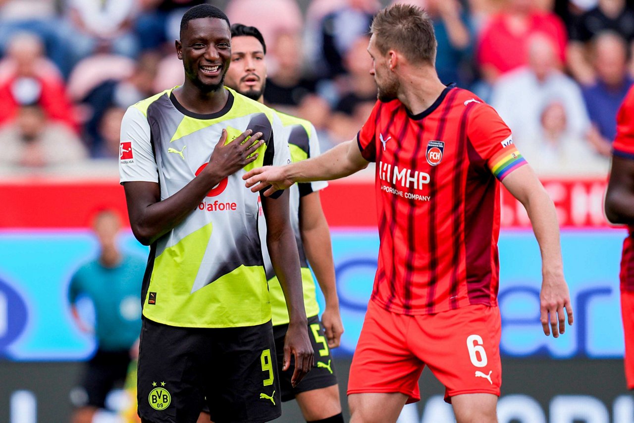 Serhou Guirassy mit seinem Bewacher Patrick Mainka