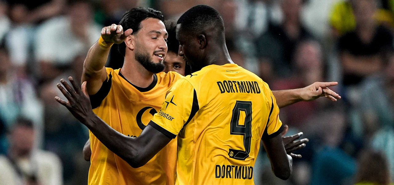 Ramy Bensebaini und Serhou Guirassy fallen sich in die Arme.