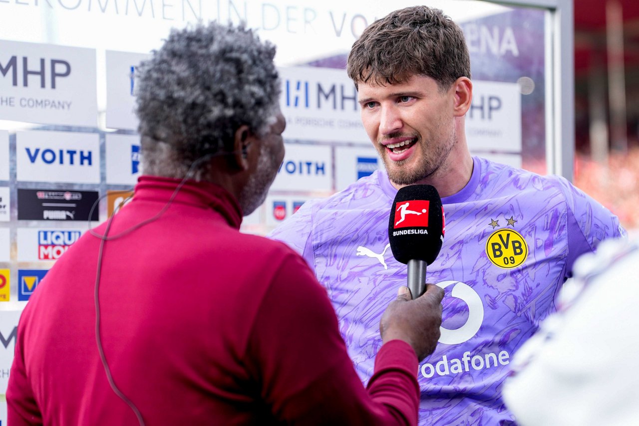 Gregor Kobel gibt nach dem Spiel beim 1. FC Heidenheim ein TV-Interview.