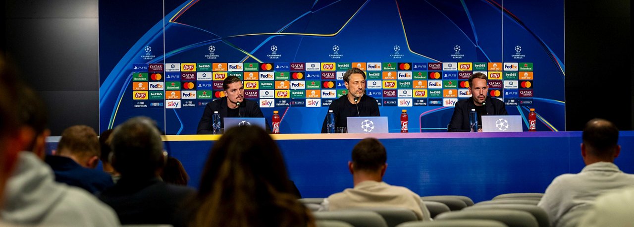 Blick vom Pressekonferenz-Raum auf das Podium.