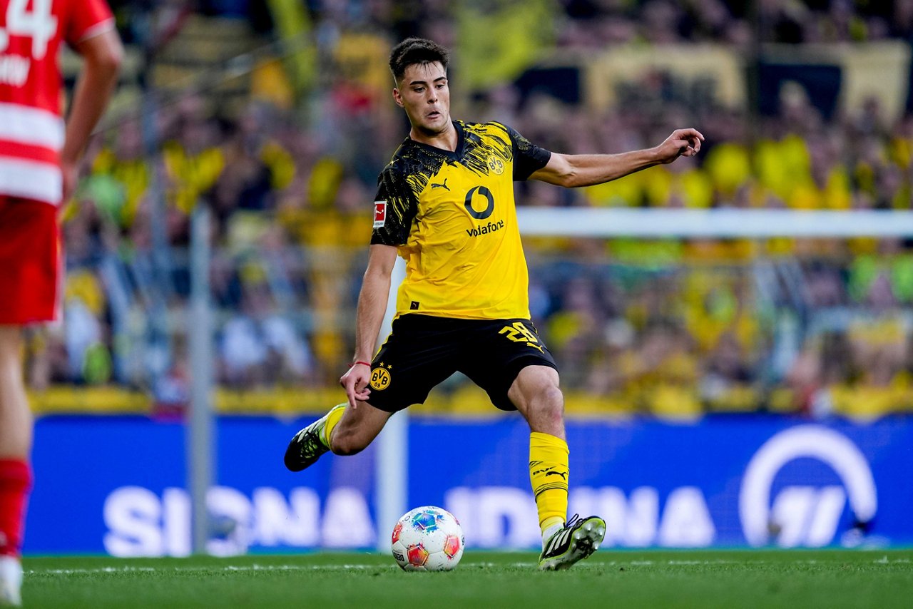 Aaron Anselmino im Spiel gegen Union am Ball.