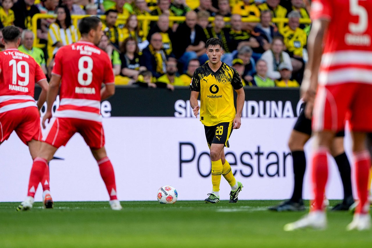 Aaron Anselmino im Spiel gegen Union am Ball.