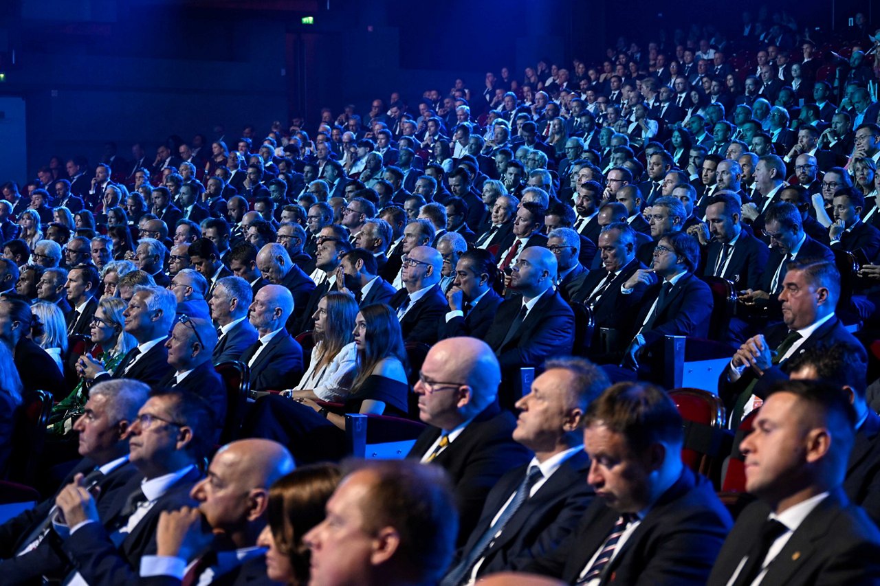 Auslosung der Ligaphase der UEFA Champions League im Grimaldo-Forum in Monaco. Zlatan Blick ins Plenum.
