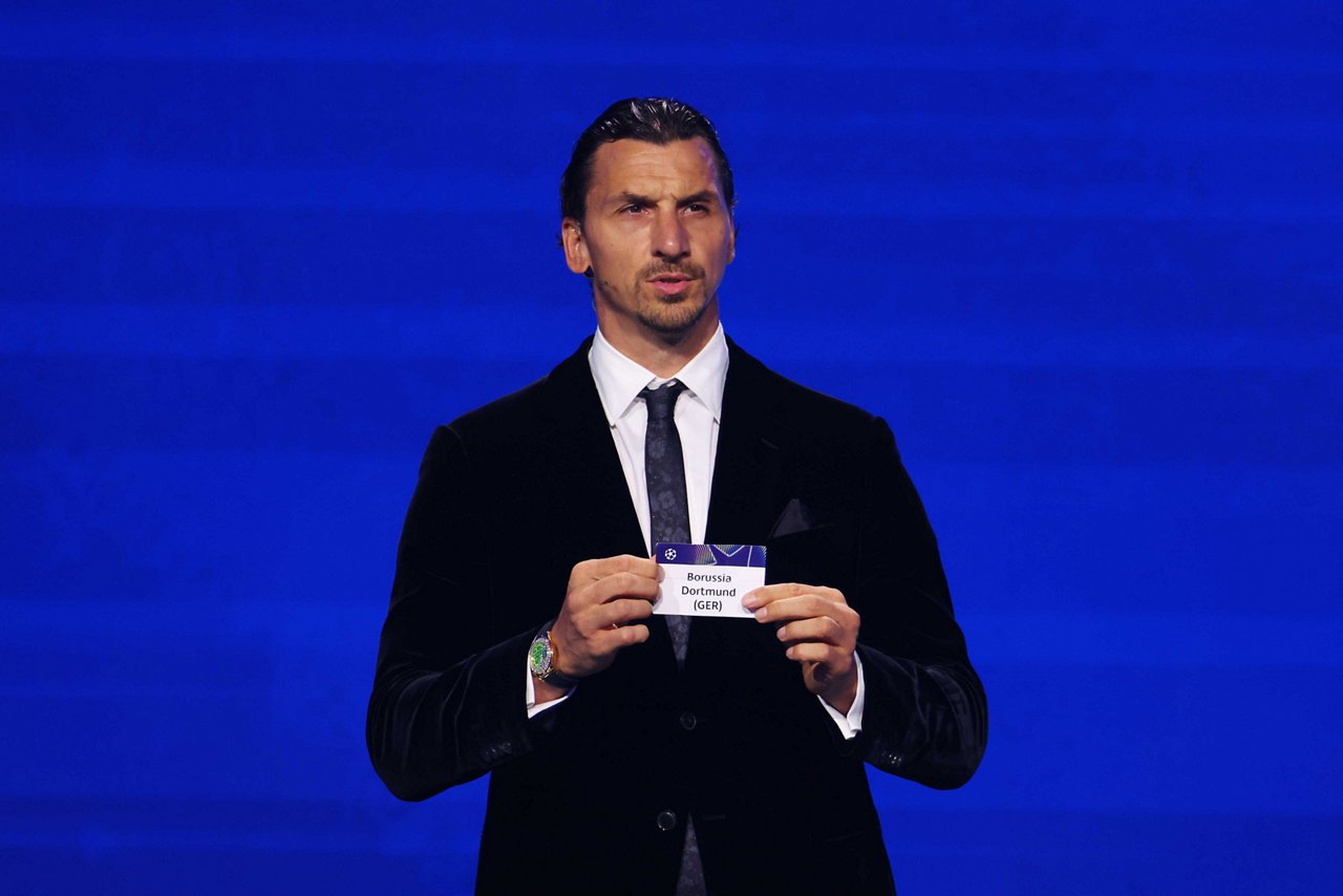 Auslosung der Ligaphase der UEFA Champions League im Grimaldo-Forum in Monaco. Zlatan Ibrahimović zeigt das Los „Borussia Dortmund“.