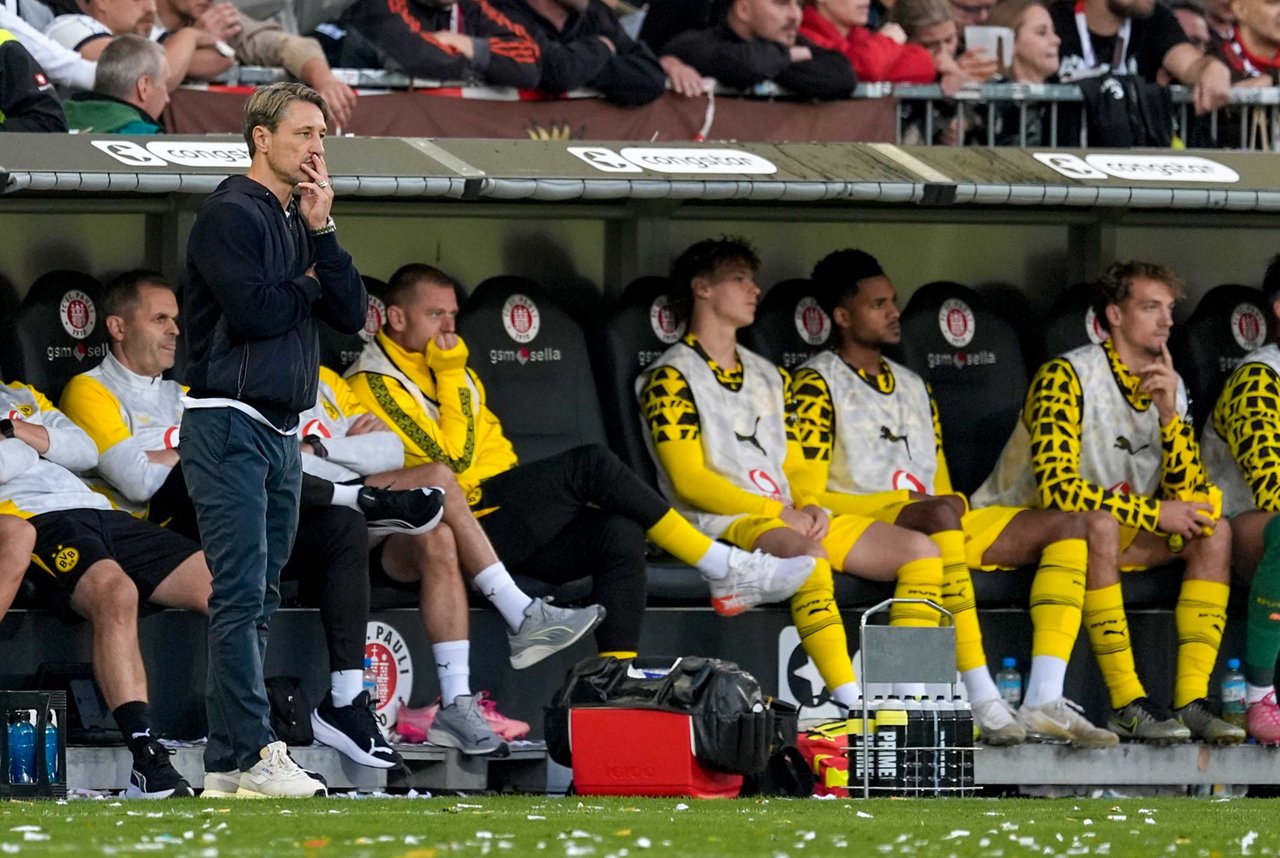 Niko Kovac schaut nachdenklich von der Trainerbank aufs Spielfeld.