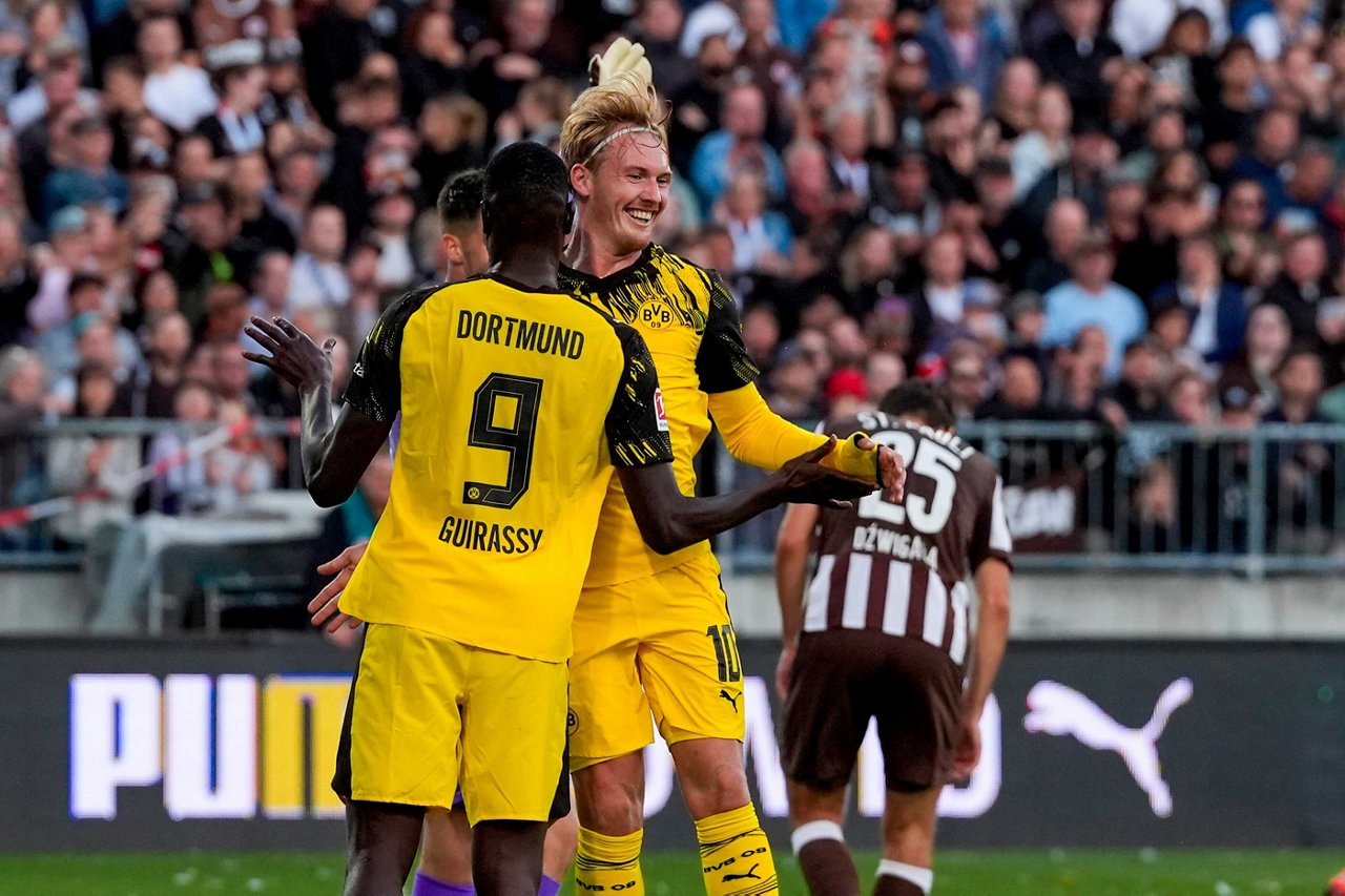 Serhou Guirassy gratuliert, Julian Brandt strahlt vor Freude nach seinem schönen Treffer zum zwischenzeitlichen 1:0 beim FC St. Pauli.