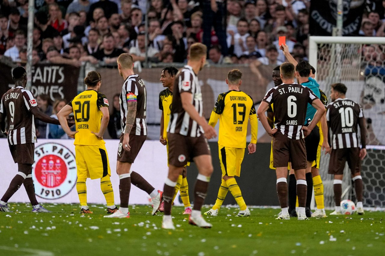 Filippo Mane (4. von links) wird von Schiedsrichter Jöllenbeck mit einer Roten Karte vom Platz geschickt.