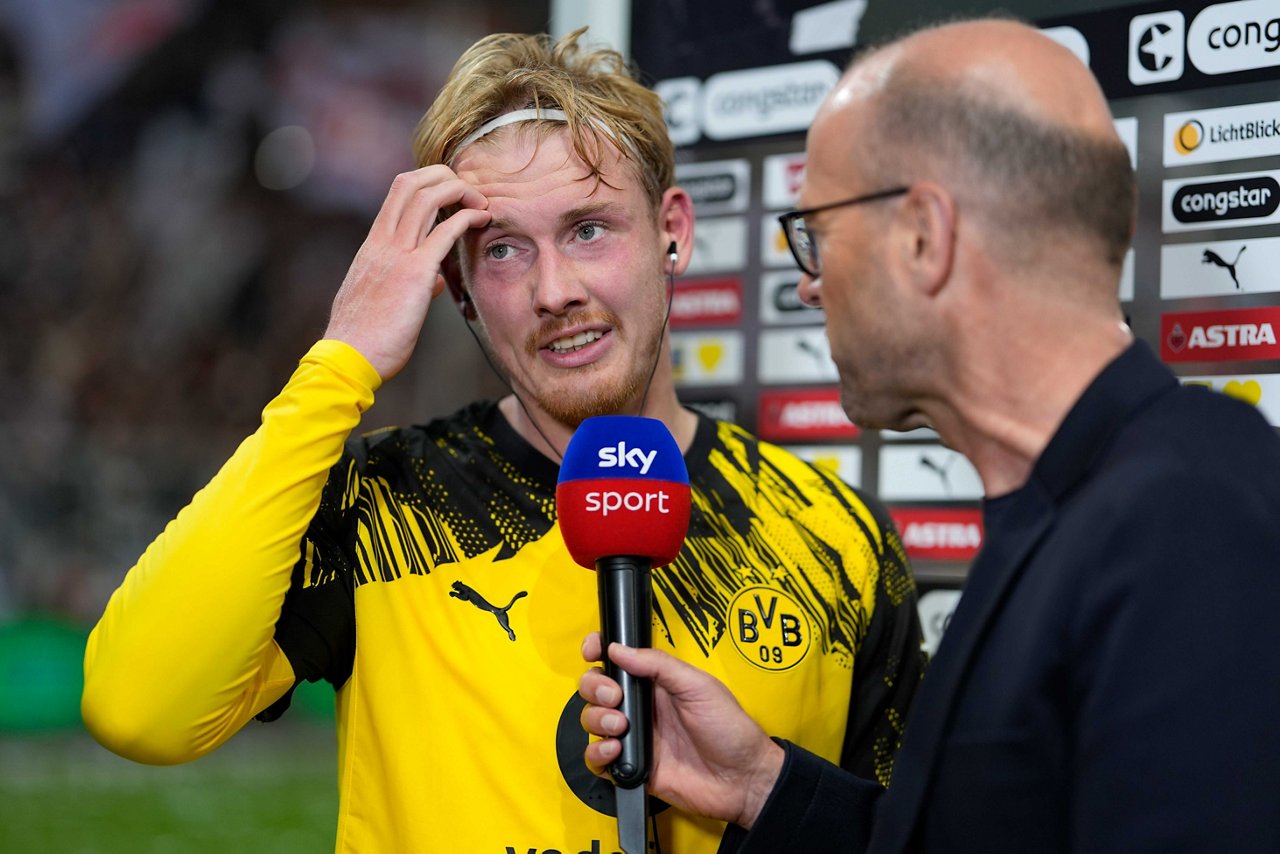 Julian Brandt nach dem Spiel beim FC St. Pauli im Gespräch mit Sky-Moderator Patrick Wasserziehr.