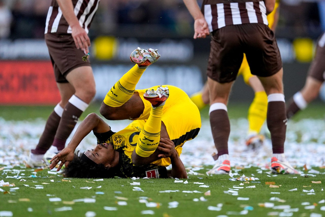 Karim Adeyemi liegt in einem umkämpften Spiel am Millerntor am Boden.