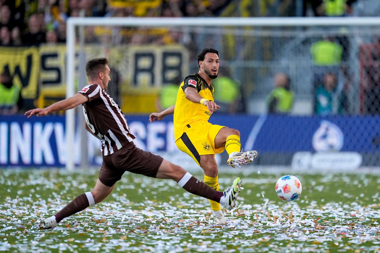 Ein Aufbaupass von Ramy Bensebaini im Bundesligaspiel beim FC St. Pauli.