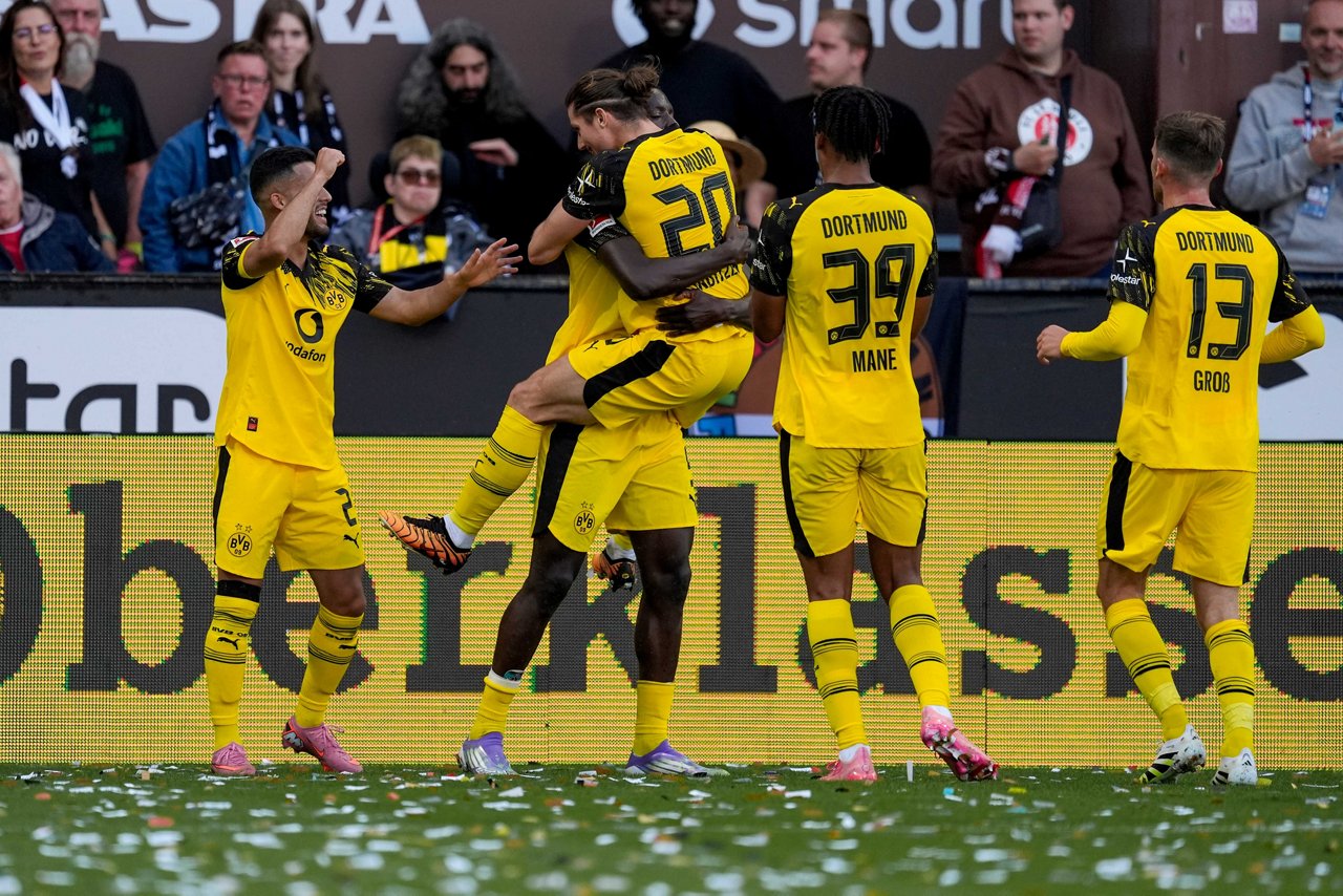 Couto, Mane, Groß und Anton jubeln mit Flankengeber Sabitzer und Torschütze Guirassy (beide verdeckt).
