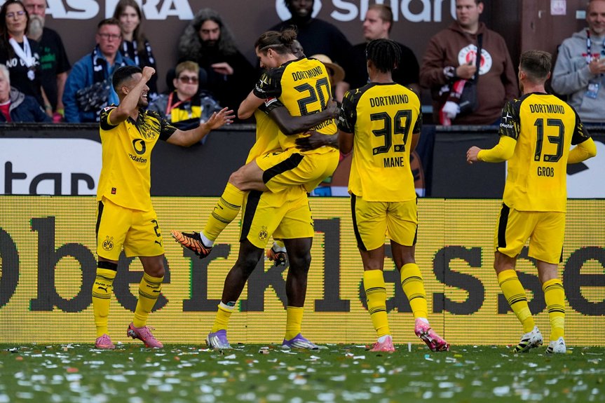 Couto, Mane, Groß und Anton jubeln mit Flankengeber Sabitzer und Torschütze Guirassy (beide verdeckt).